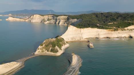 Atemberaubende-Luftaufnahme-Des-Berühmten-Cape-Drastis-–-Filmische-Eröffnungsaufnahme