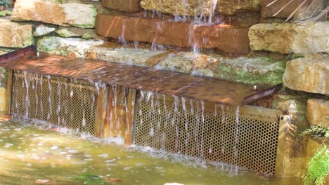 Blick-Auf-Den-Wasserfall-Eines-Brunnens-In-Einem-öffentlichen-Park