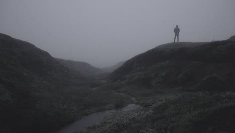 Silhouette-In-Einer-Verlassenen-Isländischen-Schlucht-In-Einer-Nebligen,-Stimmungsvollen,-Dramatischen-Landschaft