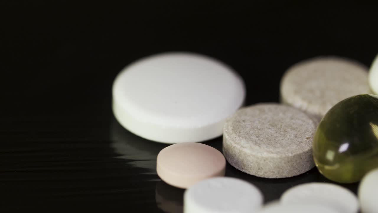 pastillas y cápsulas médicas variadas