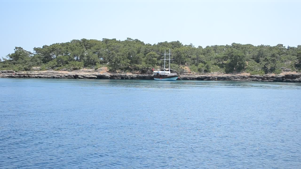 Корабль в море