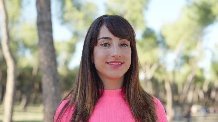 retrato de una mujer sonriente en un parque