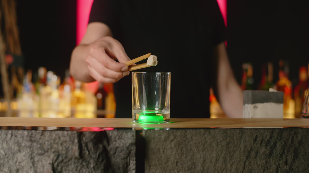 un camarero preparando un cóctel en un bar