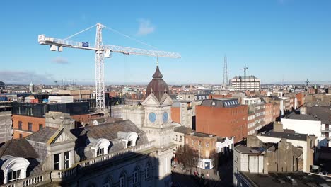 cámara fija con vista al lado sur y norte de dublín desde un estacionamiento en la azotea, con una grúa de construcción