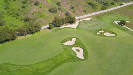 panorámica aérea de un impresionante campo de golf en el sur de california con jugadores jugando en un soleado día de verano