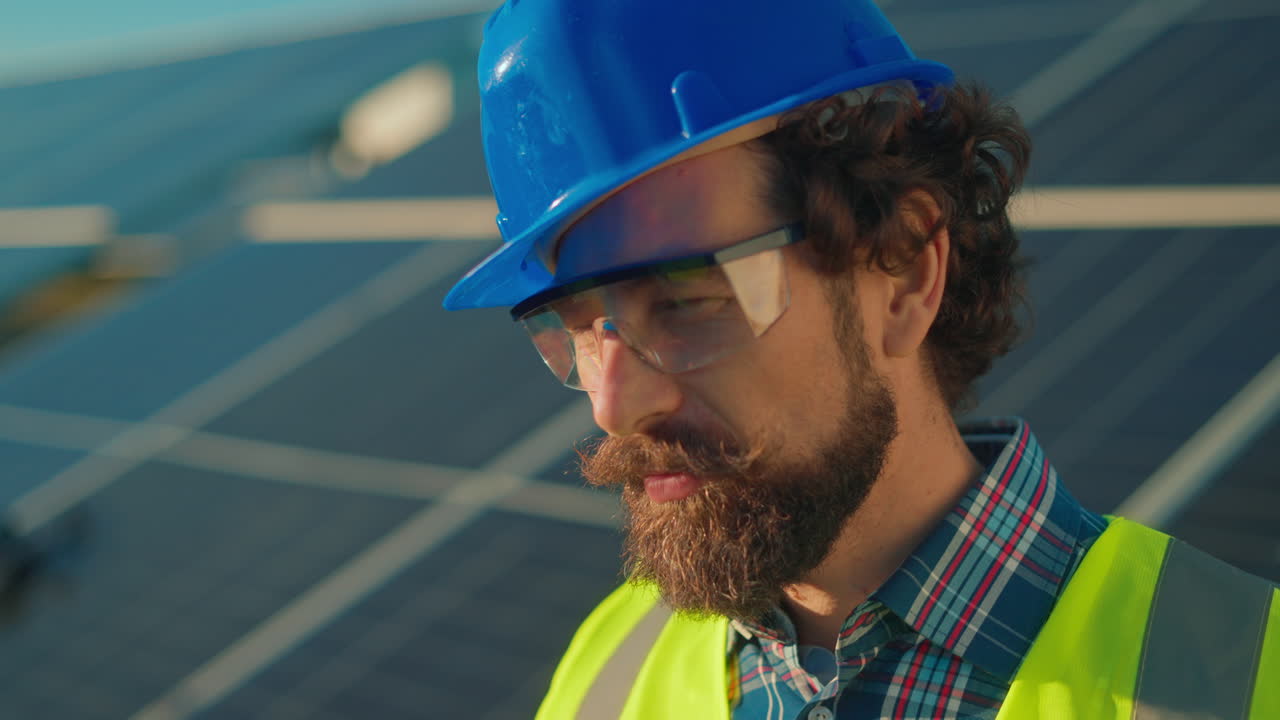 ingeniero inspeccionando paneles solares