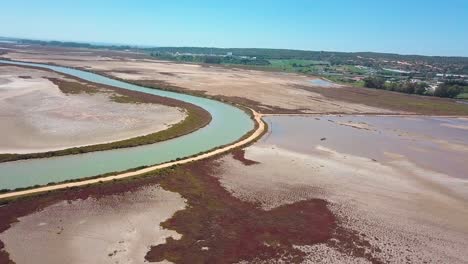 Luftaufnahme-Von-Trockenen-Sümpfen-An-Der-Küste-Von-Cadiz-In-Spanien-In-Der-Nähe-Des-Flusses-Barbate