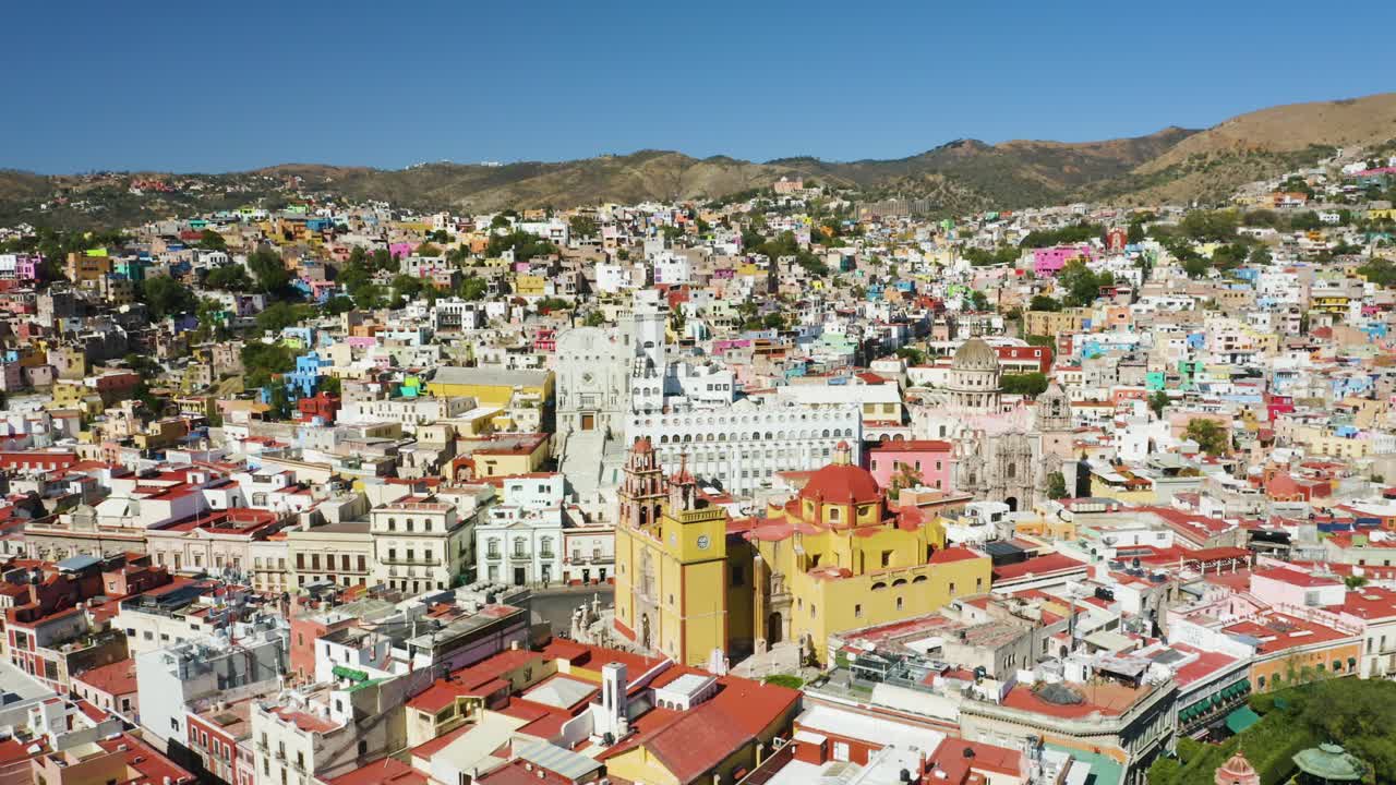 Drone vola sopra il centro città di Guanajuato
