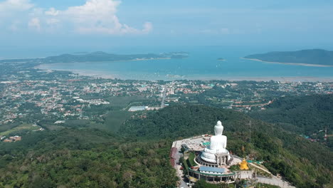 tomada aérea de un avión no tripulado de big buddha phuket tailandia