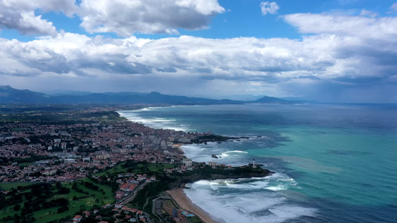 ciudad frente al océano biarritz olas chocando contra la orilla hiperlapso aéreo francia