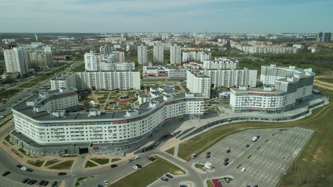 Большая строительная площадка. Строительство современного многоэтажного жилого дома.