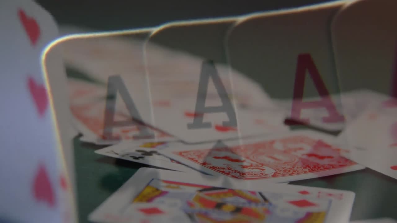 Carte da gioco gettate sul tavolo da gioco