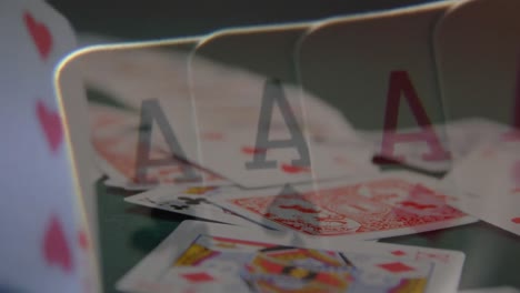 cartas de juego lanzadas a la mesa de cartas