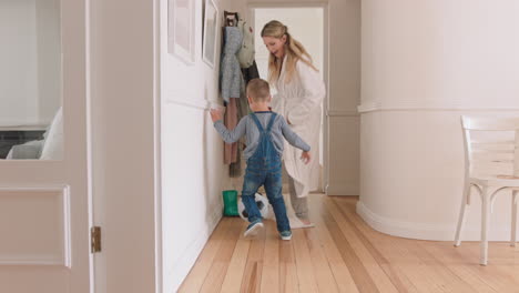 Feliz-Madre-E-Hijo-Juegan-Con-Una-Pelota-De-Fútbol-En-Casa-Niño-Pequeño-Jugando-Con-Mamá-Disfrutando-Juntos-De-Un-Divertido-Fin-De-Semana-Imágenes-De-4k