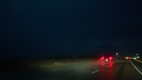 conducir en el crepúsculo en clima lluvioso.