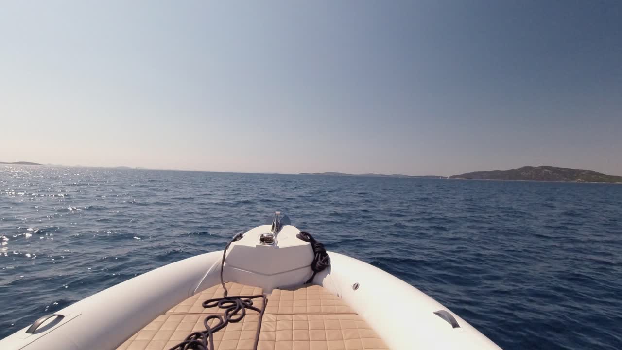 Punto di vista (POV): prua di gommone che sfreccia nel blu Mar Adriatico