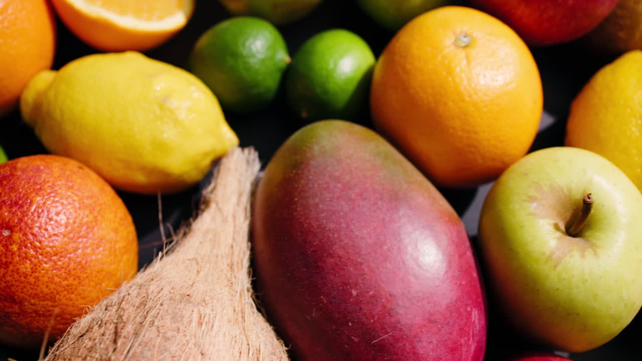 Panoramica ravvicinata su una varietà di frutta tropicale fresca