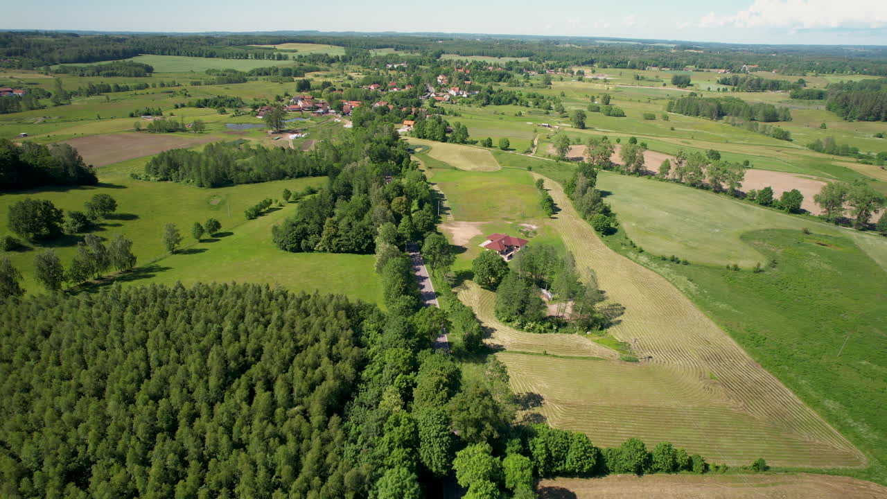 Vehreä ja rehevä maisema Warmia-Masurian maakunnassa, Puolassa.