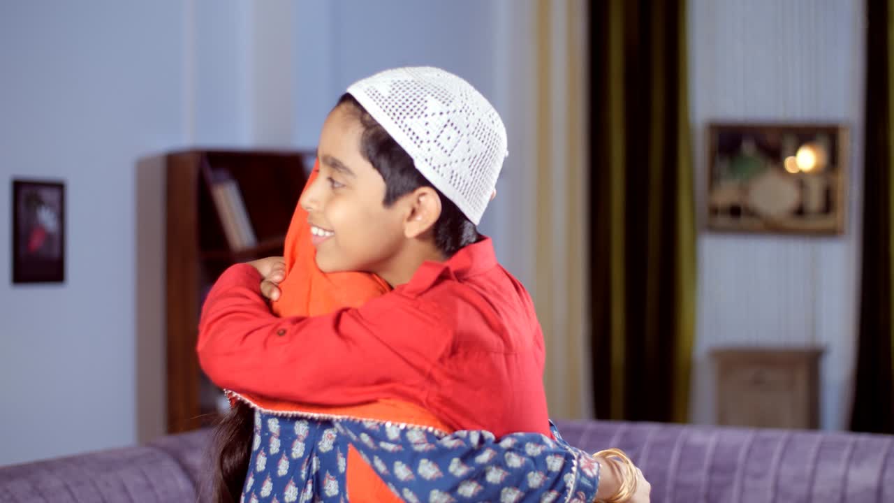 무슬림 가족의 사랑스러운 아이들이 서로 포옹하고 포옹합니다. 축복의 기회, 축제의 분위기입니다.