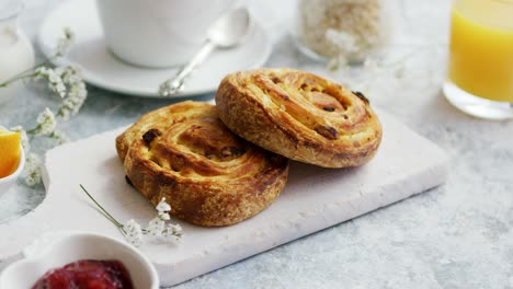 Süße-Brötchen-An-Bord-Zum-Frühstück