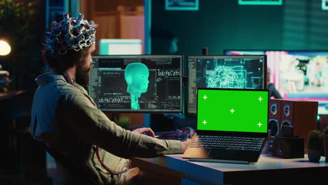 un neurocientífico sube el cerebro al ciberespacio usando una computadora portátil de pantalla verde.