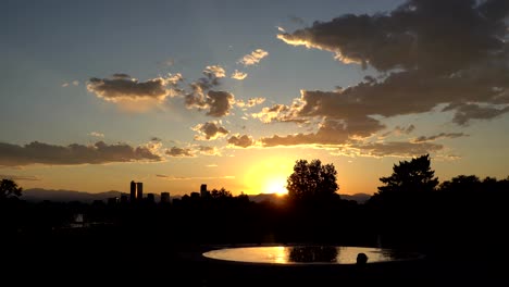 Denver-Skyline-Vom-Stadtpark-Aus-Gesehen-Bei-Sonnenuntergang
