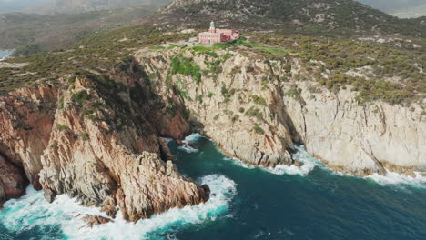 Faro-Di-Capo-Spartivento,-Cerdeña:-Maravillosa-Vista-Aérea-De-La-Costa-Del-Cabo-Y-Donde-Se-Puede-Ver-El-Hermoso-Faro