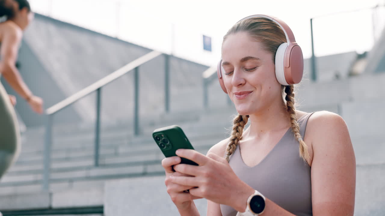 mujer disfrutando de un descanso de entrenamiento