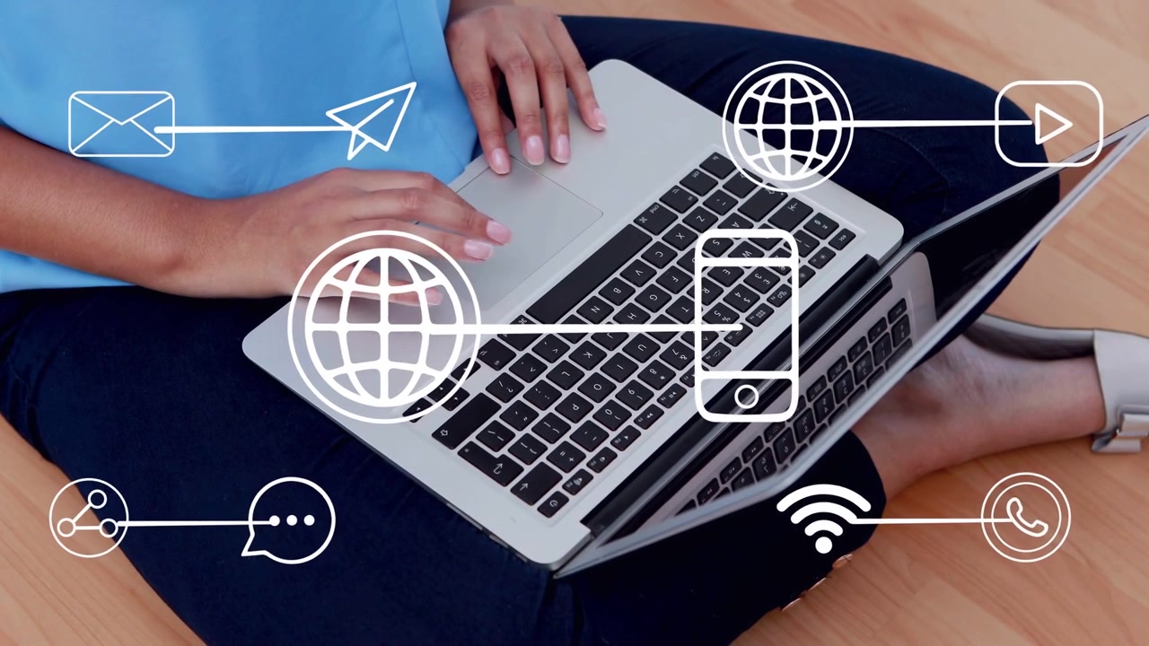Donna adulta che digita, poi si sposta sul trackpad del laptop, con sovrapposizioni di icone di connettività per il lavoro a distanza.