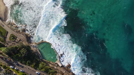 Olas-Espumosas-Rompiendo-En-Los-Baños-Bronte-Junto-Al-Mar---Playa-Bronte-En-Nsw,-Australia