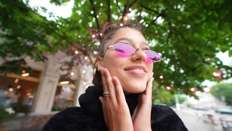 mujer joven sonriendo al aire libre