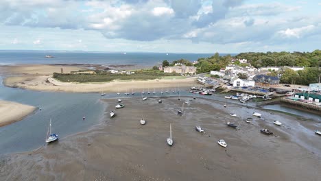 Bembridge-Village-Isle-Of-Wight-Großbritannien-Drohne,-Luftboote-Vertäut-Bei-Flut-Mit-Flut