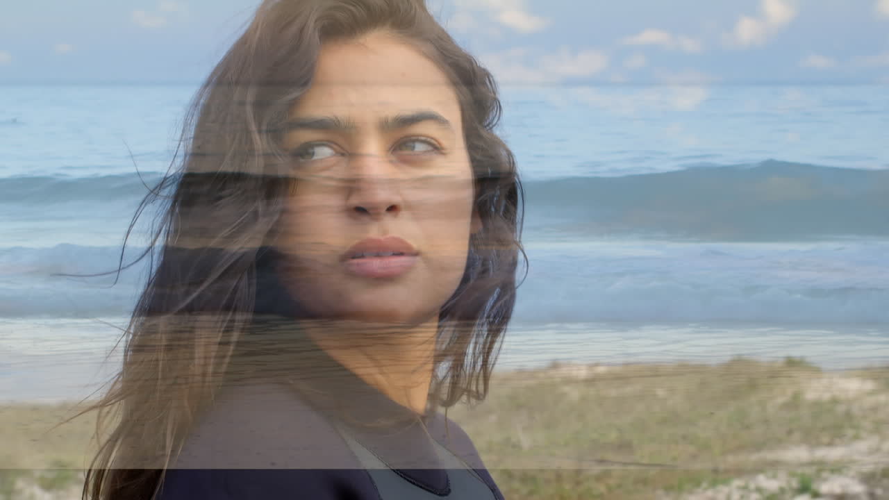 mujer con una tabla de surf