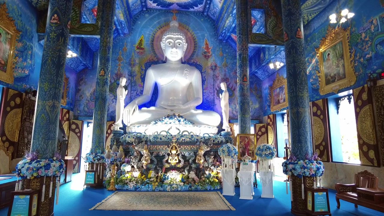 Tượng Phật bên trong Chùa Xanh ở Chiang Rai, Wat Rong Suea Ten, Thái Lan