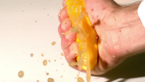 exprimir a mano el jugo de naranja