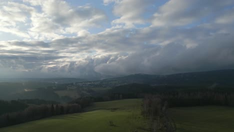 Impresionante-Vista-De-Un-Paisaje-Con-Colinas,-Campos-Verdes-Y-Un-Cielo-Lleno-De-Nubes-Esponjosas.