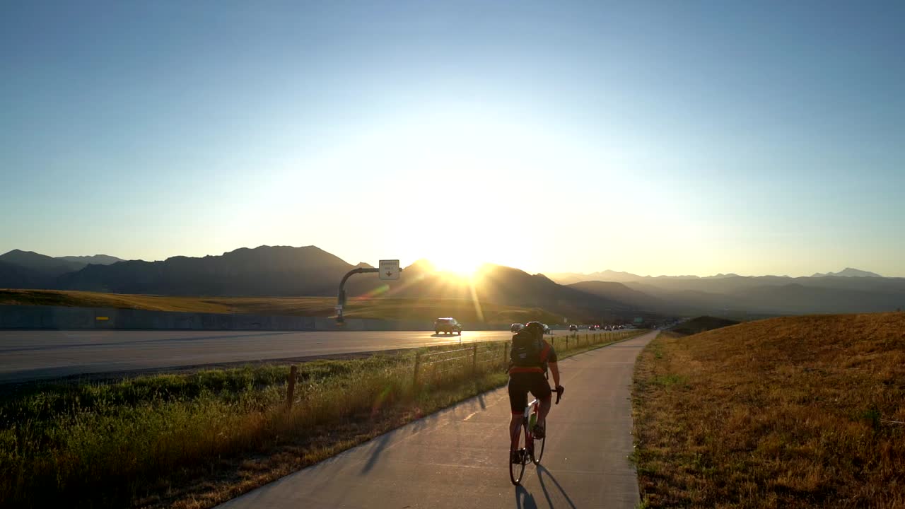 autos y ciclistas en la autopista us36 en colorado