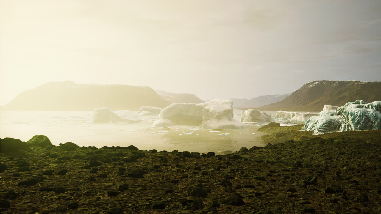 montañas nevadas y icebergs a la deriva en el mar de groenlandia