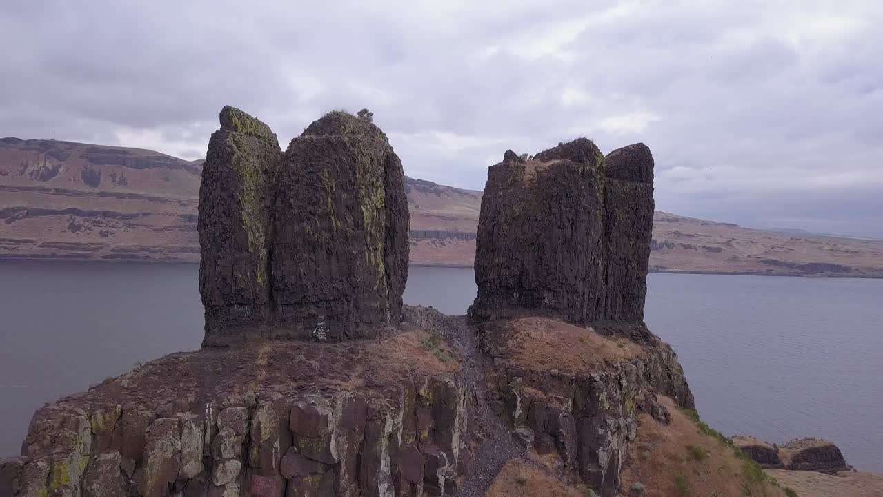 둥이 자매의 바위 첨탑은 강력한 콜롬비아 강을 따라 월라 을 지키고 있습니다.