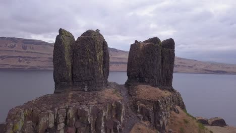 les flèches rocheuses des sœurs jumelles gardent le fossé de wallula le long de la puissante rivière columbia.