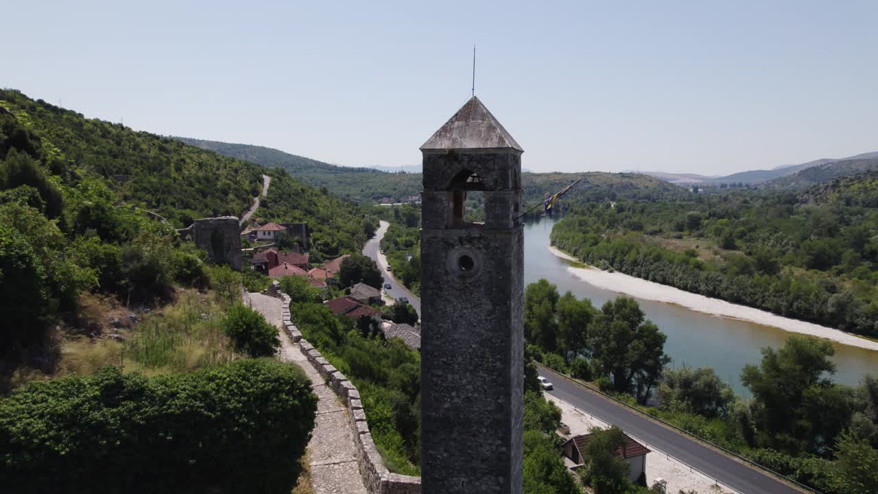 torre del reloj de počitelj con vistas al río neretva, bosnia