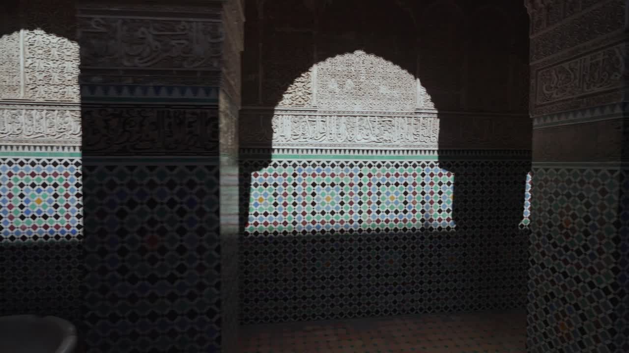Scatto laterale dell'arco colorato dell'architettura marocchina con parasole nella città di Fez