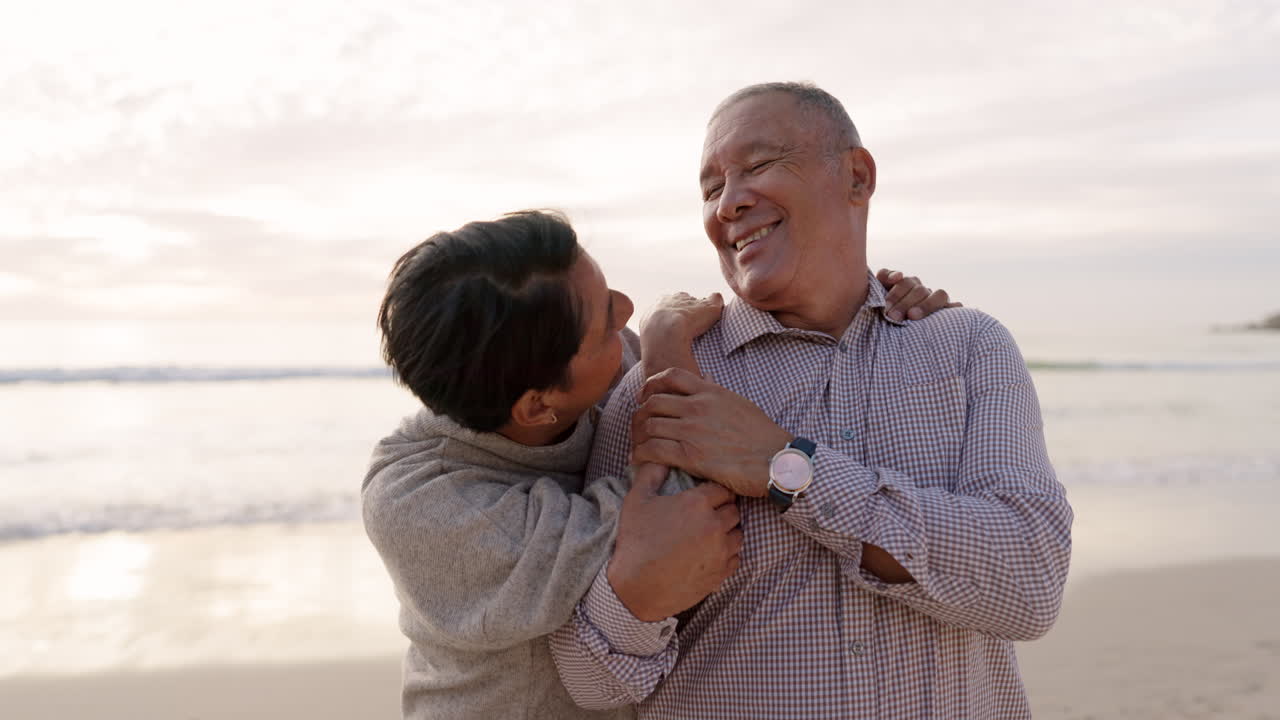 해변과 노인 커플이 사랑으로 안아주세요.