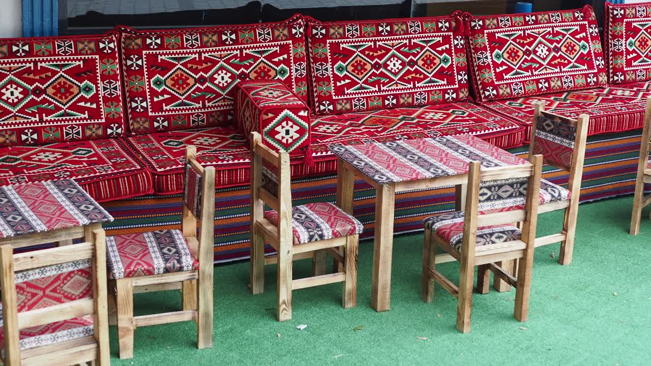 cafetería al aire libre con asientos y patrones tradicionales