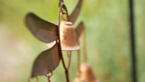 goldenes libellen-windspiel, das im garten schwankt