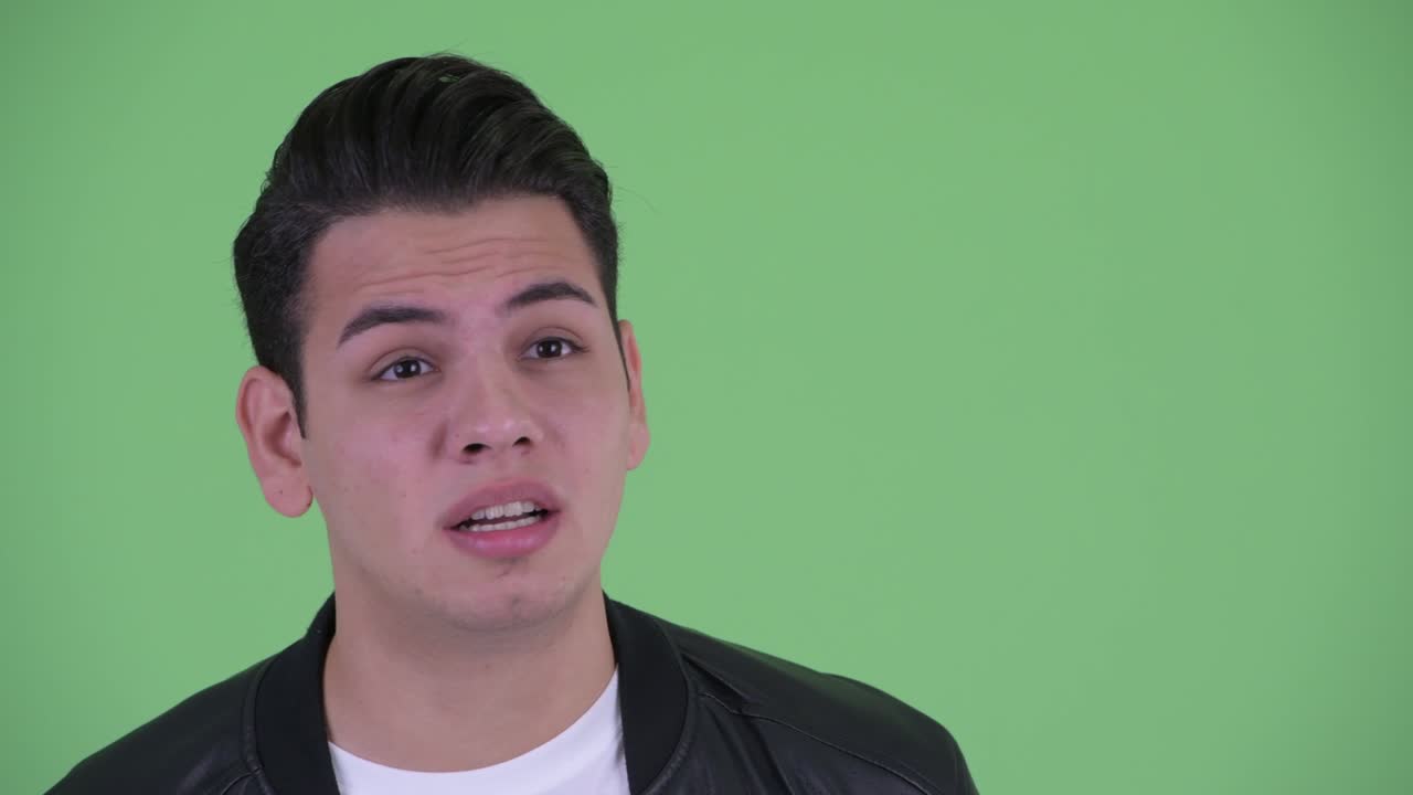 가죽 재을 입은 젊은 잘생긴 다민족 남자