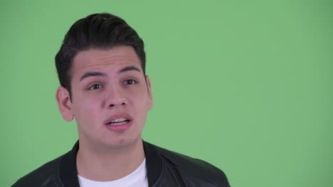 joven apuesto hombre multiétnico con chaqueta de cuero
