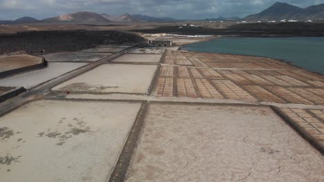 volando sobre una planta de extracción de sal en el borde del desierto