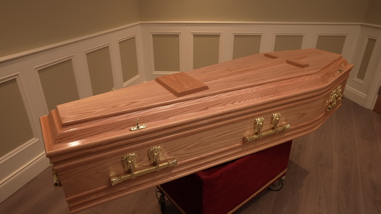 ataúd exhibido en interiores, producto de la industria funeraria