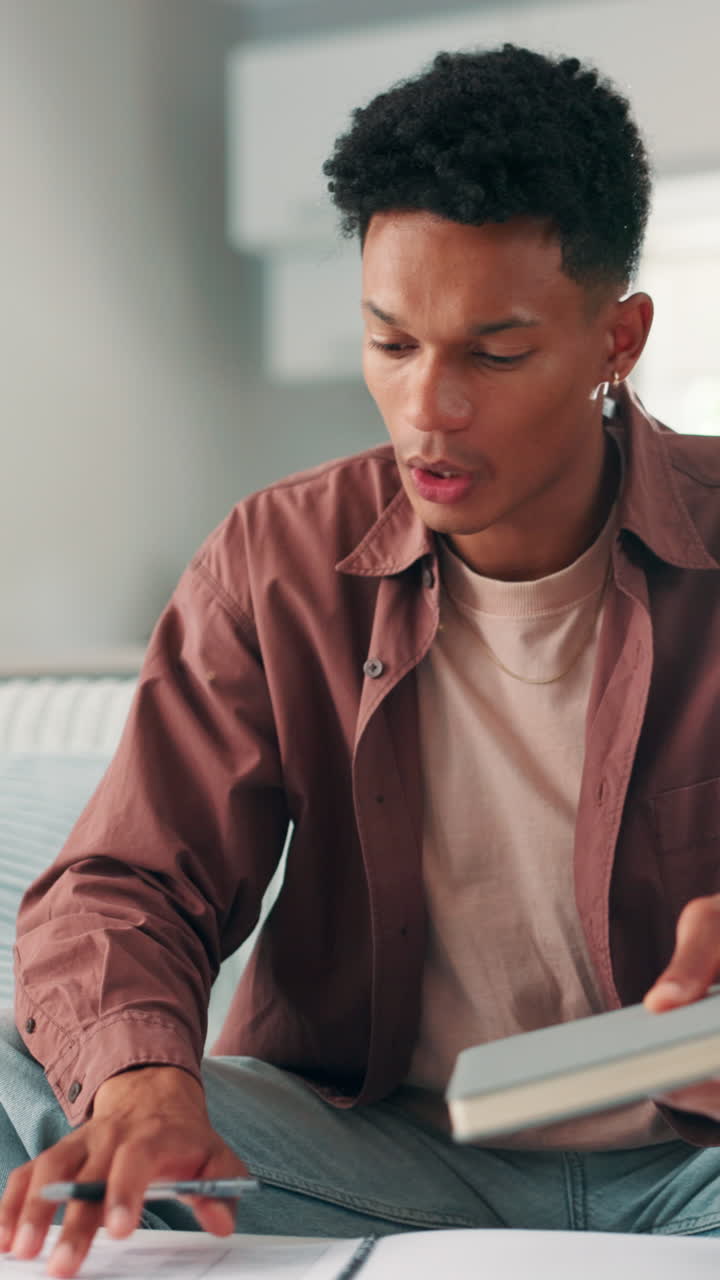 Ung mann studerer og skriver notater i en notatbok
